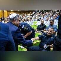 "השר יקבע עמדה בהודעה לעיתונות או בציוץ - הפקיד מיד יציית בלי לצייץ". השר והמפכ"ל