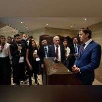 הוכשטיין עם עיתונאים בביירות, השבוע. | איי.אף.פי