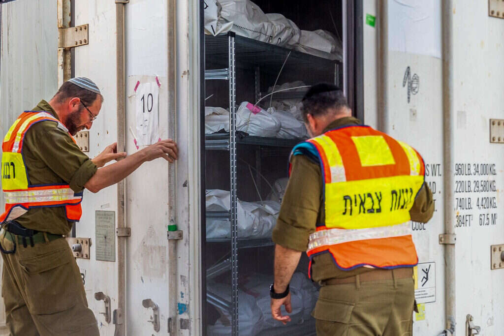 הכול מעורבב, משפחתי, קרוב להפליא ורועש להחריד. אנשי הרבנות במחנה שורה. | יוסי אלוני, פלאש 90