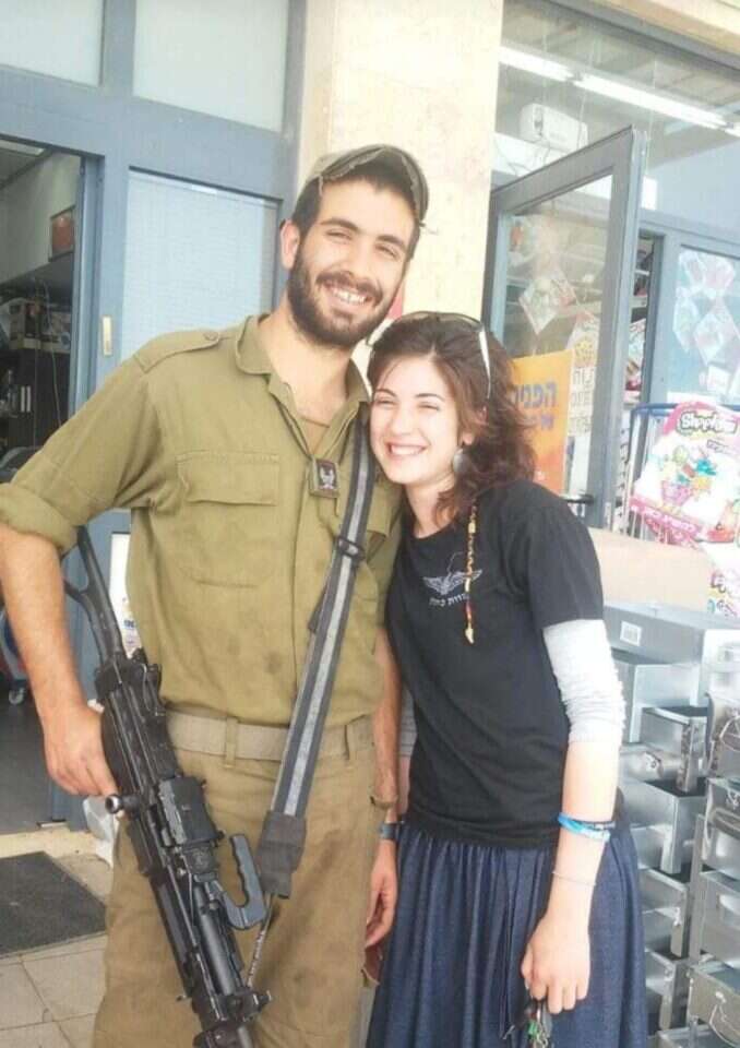 מפגש מקרי, שמחה גדולה ופלאפל. אביחי במדים ושירה־אמונה לצידו בקצרין, לפני שנים. | באדיבות המצולמת