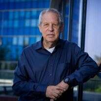 גיורא איילנד. | אריק סולטן