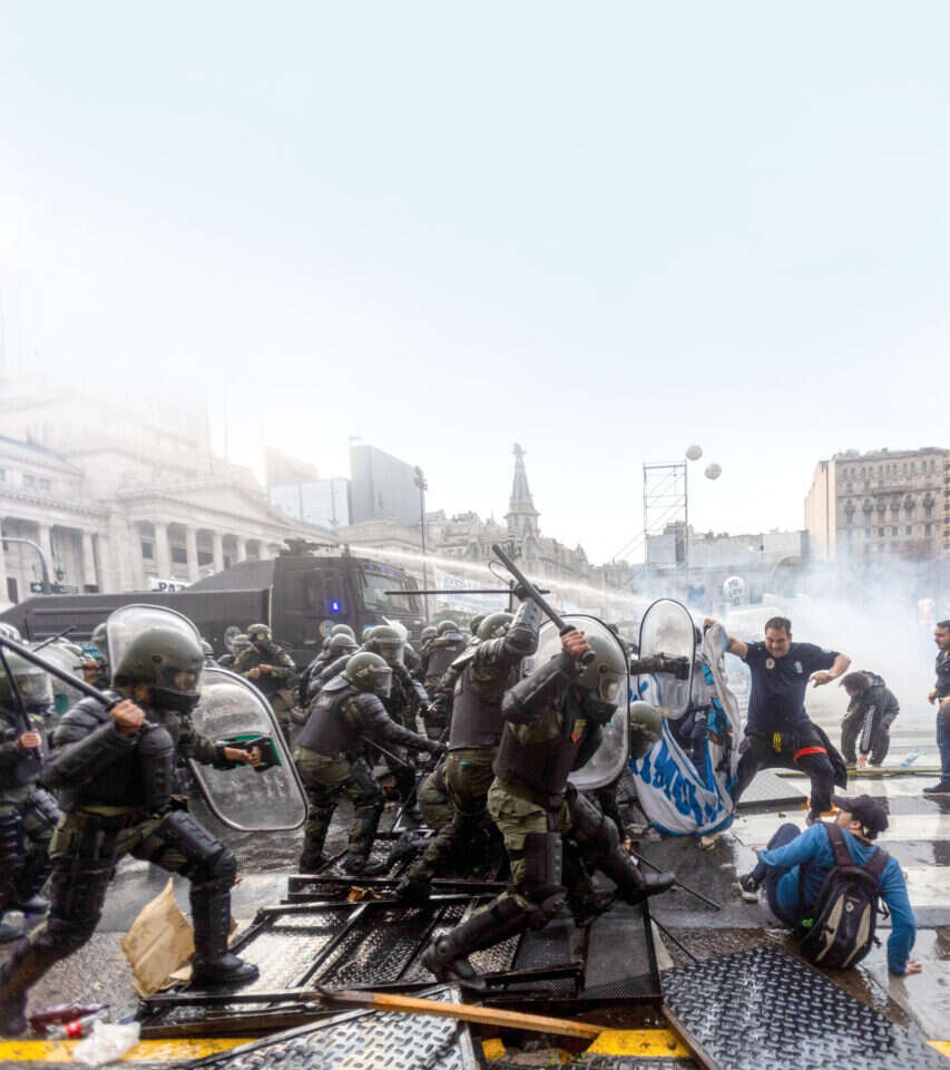 כוחות ביטחון בהפגנה מחוץ לקונגרס הלאומי בבואנוס־איירס, בשבוע שעבר. | איי.אף.פי