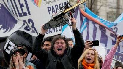 חוויאר מיילי מניף מסור חשמלי במהלך עצרת בחירות בלה־ פלאטה, ארגנטינה, ספטמבר 2023. | איי.פי