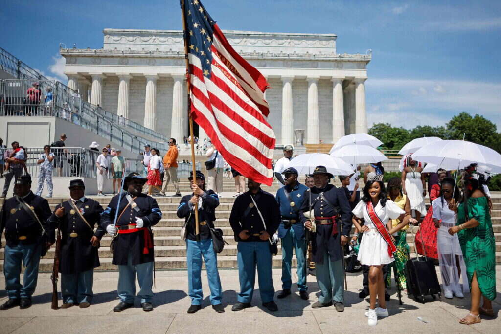 חגיגות לציון 19 ביוני, היום שאחרוני העבדים השתחררו בו. אנדרטת לינקולן, וושינגטון הבירה. גטי אימג'יס חגיגות לציון 19 ביוני, היום שאחרוני העבדים השתחררו בו. אנדרטת לינקולן, וושינגטון הבירה. גטי אימג'יס