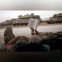 חייל ישראלי קורא ספר בגבול רצועת עזה. | אמיר כהן - רויטרס