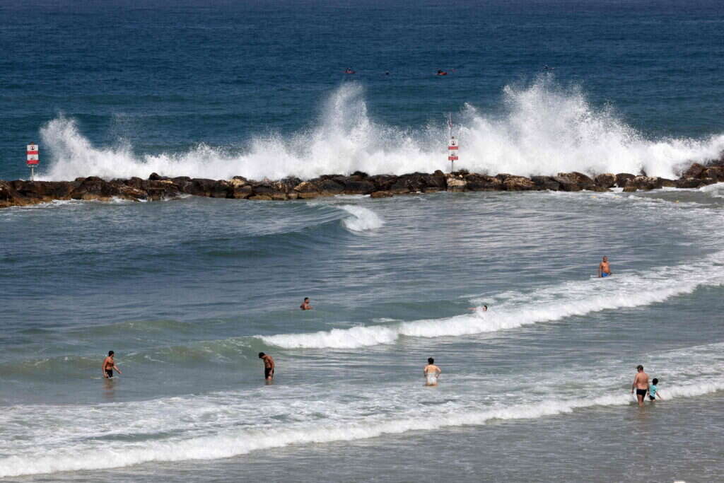 חוף ים בתל אביב. | AFP