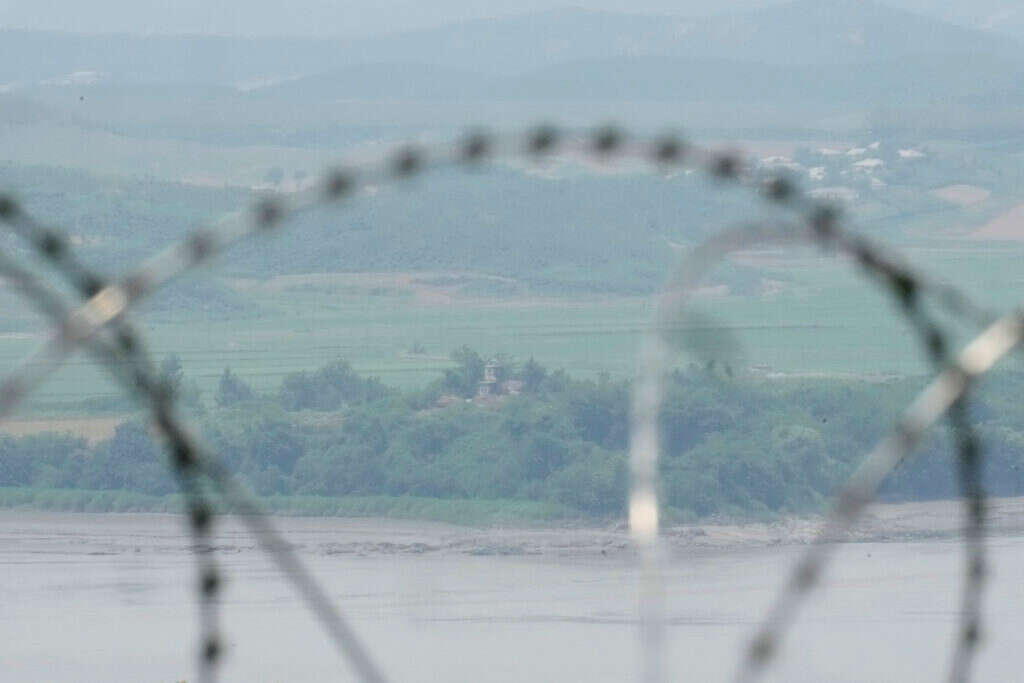 האזור המפורז בין צפון קוריאה לדרום קוריאה, מעבר לקו הגבול. | משרד הביטחון הדרום קוריאני