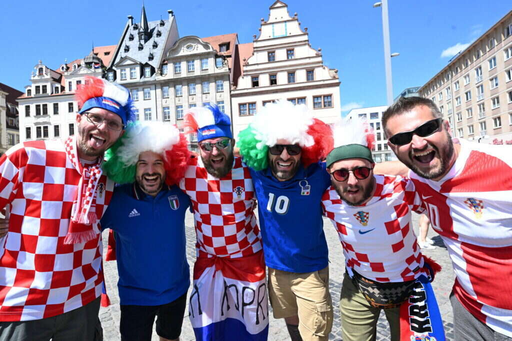 אוהדי נבחרות קרואטיה ואיטליה, היום. | EPA/Daniel Dal Zennaro