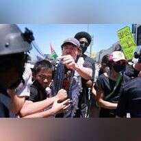 תומכי חמאס בהפגנה האלימה נגד יהודים בלוס אנג'לס. | DAVID SWANSON / AFP