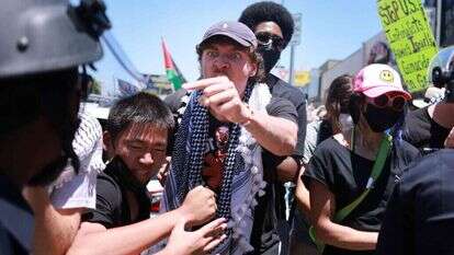 תומכי חמאס בהפגנה האלימה נגד יהודים בלוס אנג'לס. | DAVID SWANSON / AFP