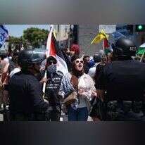 פעילי "תנועת הצעירים הפלסטינים" בהפגנה האלימה נגד יהודים בלוס אנג'לס. | DAVID SWANSON / AFP