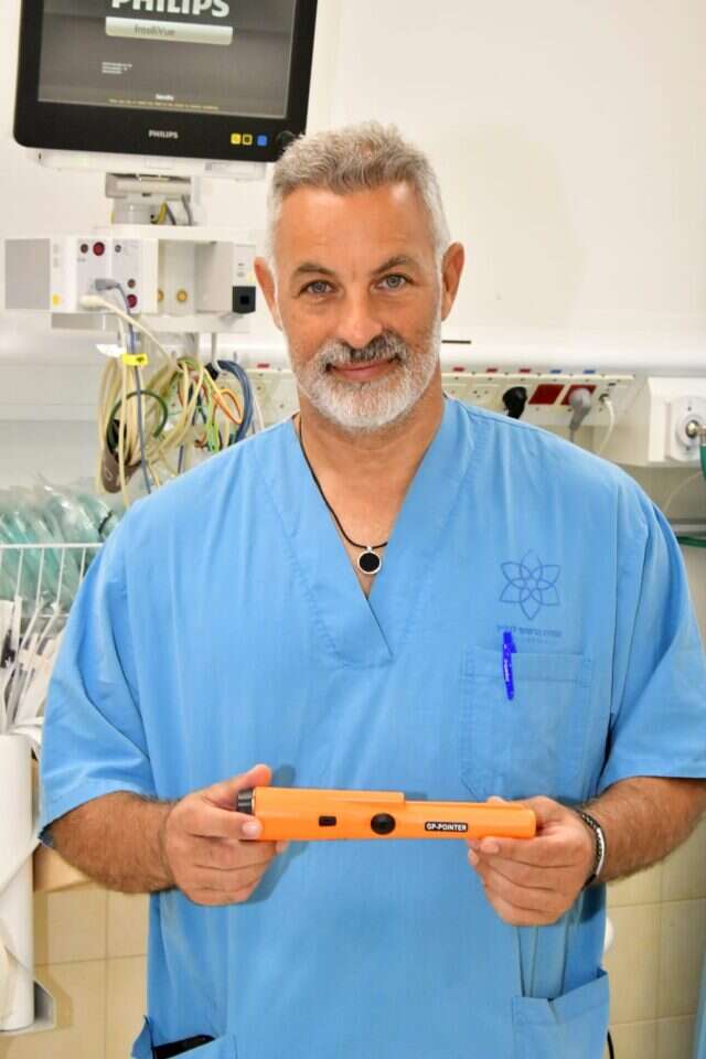 ד"ר אייל סלע עם גלאי המתכות | רוני אלברט