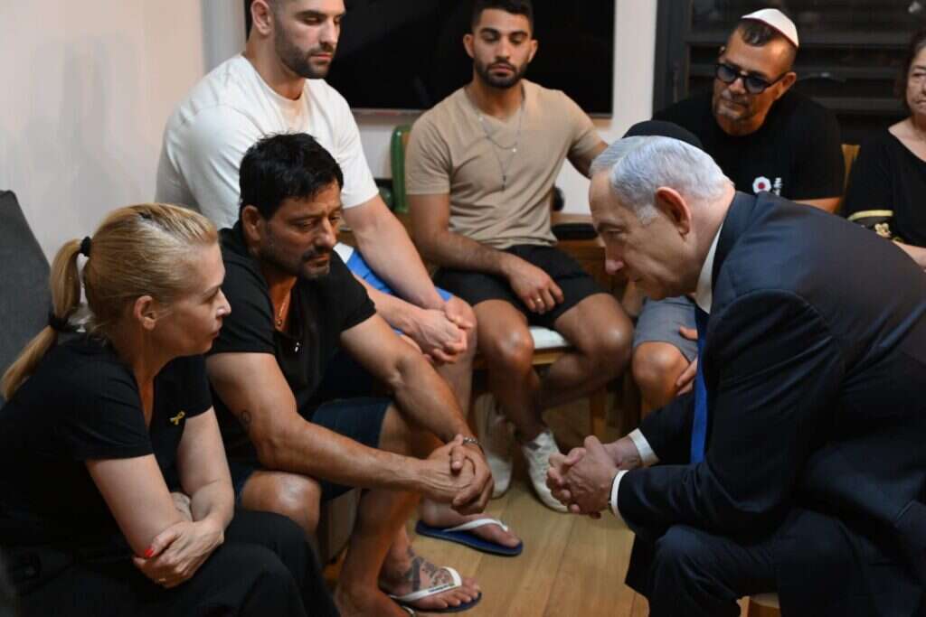 ראש הממשלה בנימין נתניהו בניחום אבלים אצל משפחתו של הלוחם עומר סמדג'ה ז"ל. | חיים צח - לע"מ