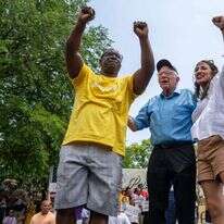 ג'מאל באומן יחד עם ברני סנדרס ואחת הנציגות המוכרות ביותר ב-squad, אלכסנדריה אוקסיו-קורטז. | AFP