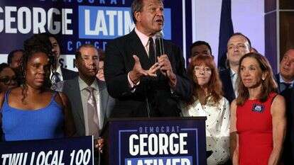 ג'ורג' לטימר, המועמד לקונגרס מטעם המפלגה הדמוקרטית בניו יורק, לאחר ניצחונו במירוץ למועמדות על חבר הקונגרס ג'מאל בומן. | AFP