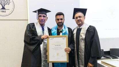 יוסף חדאד עם נשיא האוניברסיטה פרופ' אהוד גרוסמן ורקטור האוניברסיטה פרופ' אלברט פנחסוב. | אייל מס