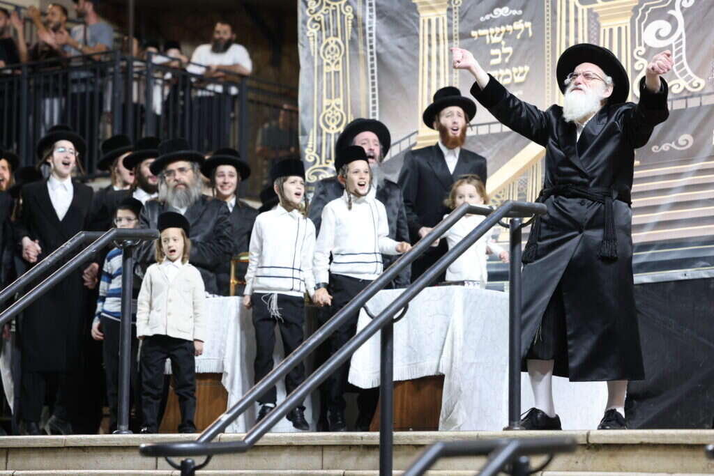 האדמו"ר ר' מנחם מנדל הגר מוויז'ניץ. | 90