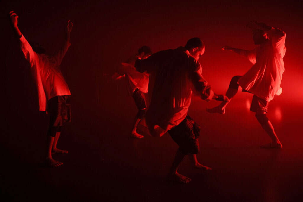 "פתאום אנחנו הרבה יותר צריכים אחד את השני". מתוך המופע. | נטשה שחנס