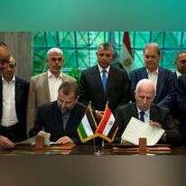 החתימה על ההסכם בין חמאס לפת"ח ב-2017. אל-עארורי ואל-אחמד חותמים ומאחוריהם סינוואר. | EPA