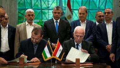 החתימה על ההסכם בין חמאס לפת"ח ב-2017. אל-עארורי ואל-אחמד חותמים ומאחוריהם סינוואר. | EPA