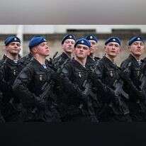 חיילים רוסים צועדים מחוץ לקרמלין במוסקבה, בחודש שעבר. | EPA/PAVEL BEDNYAKOV