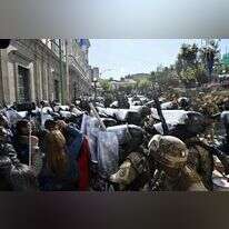 חיילים מחוץ לארמון הנשיא בלה-פאס בירת בוליביה. | AFP