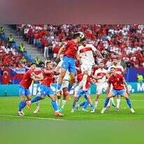 התנגשות ראשים במשחק צ'כיה־טורקיה בהמבורג, שלשום | AFP