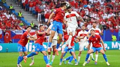 התנגשות ראשים במשחק צ'כיה־טורקיה בהמבורג, שלשום | AFP