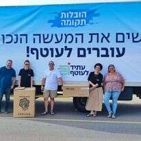 המשאית בכניסה למתחם מנהלת תקומה, משמאל: מורן ברנס וליאורה בן־צור. | עתיד לעוטף