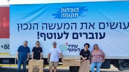 המשאית בכניסה למתחם מנהלת תקומה, משמאל: מורן ברנס וליאורה בן־צור. | עתיד לעוטף המשאית בכניסה למתחם מנהלת תקומה, משמאל: מורן ברנס וליאורה בן־צור. | עתיד לעוטף