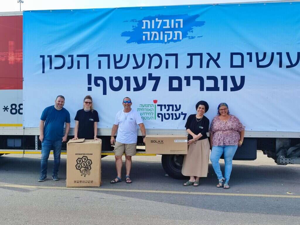 המשאית בכניסה למתחם מנהלת תקומה, משמאל: מורן ברנס וליאורה בן־צור. | עתיד לעוטף