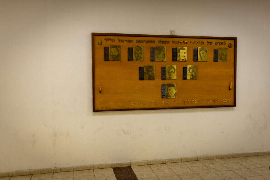 מחוץ לבית המדרש בישיבת שעלבים. | אריק סולטן