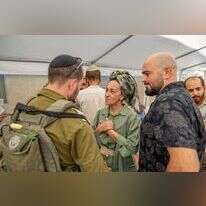 ללי דרעי בסוכת האבלים בשבעה על נפילת בנה. | נעמה שטרן