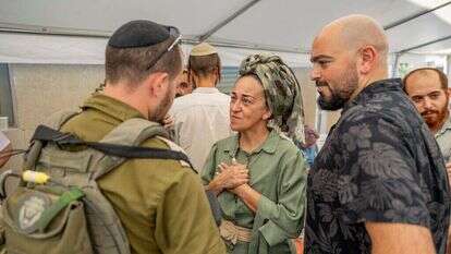 ללי דרעי בסוכת האבלים בשבעה על נפילת בנה. | נעמה שטרן