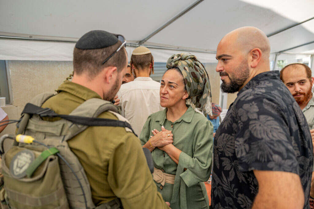 ללי דרעי בסוכת האבלים בשבעה על נפילת בנה. | נעמה שטרן