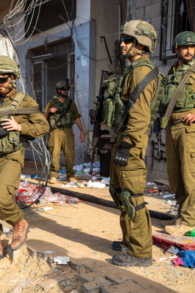 "כל מי שהיה בלחימה יודע שהיא מלאה בהרבה מאוד רגעים קטנים". עזרא ברצועה. | עדיאל לוי