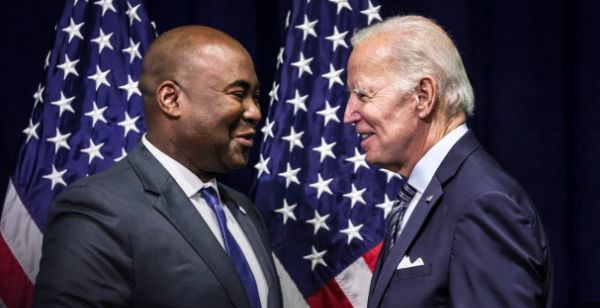 יו"ר הוועדה ג'יימי הריסון עם הנשיא ביידן. | מיוטיוב