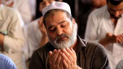 מתפלל מוסלמי בפקיסטן. למצולם אין קשר לכתבה. | EPA/ARSHAD ARBAB