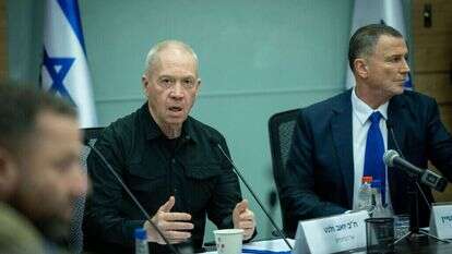 שר הביטחון יואב גלנט בדיון בוועדת החוץ והביטחון, היום. | יונתן זינדל, פלאש 90 שר הביטחון יואב גלנט בדיון בוועדת החוץ והביטחון, היום. | יונתן זינדל, פלאש 90