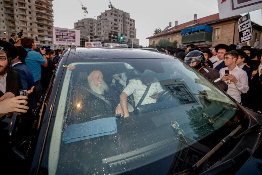 השר גולדקנופף ברכבו שהותקף בהפגנה, אתמול. | חיים גולדברג, פלאש 90