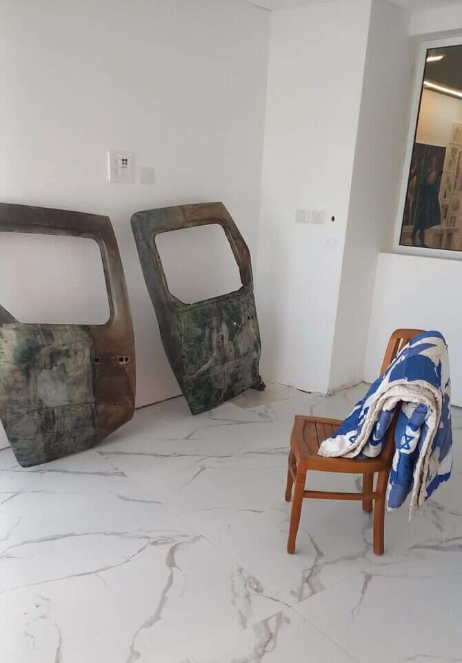 עבודות ממתחם 71023 : "דלתות" של תמי ענבר שטרית ו"זקוקים לנחמה" של עוזי עמרני. | גליה היפש