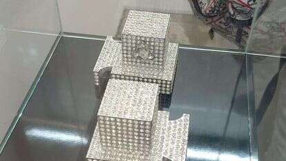 תפילין בהדפסת תלת ממד מצופות אבני סברובסקי של האמן דידי כליפה. | גליה היפש