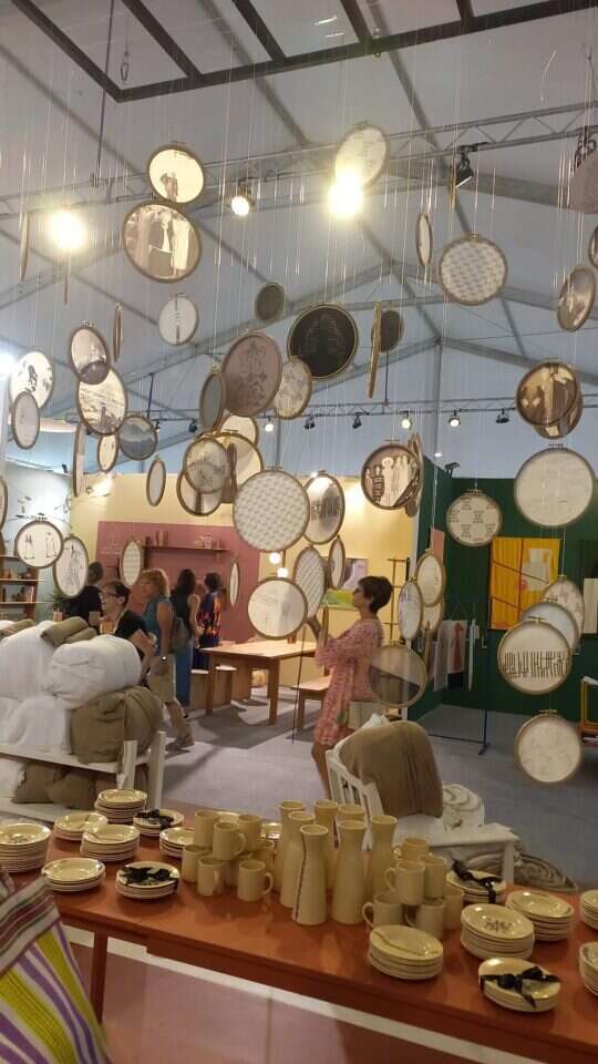 חישוקי רקמה עם הדפסי תמונות מההיסטוריה של "משכית" וצלחות קרמיקה מצוירות בעבודת יד שנעשו בשיתוף האמנית הבדואית זינב גרביע, במתחם "משכית" ב"עיצוב טרי". | גליה היפש