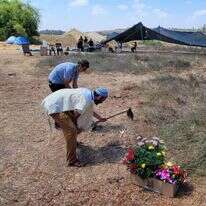 מתיישבים שותלים פרחים באלי עזה. | גרעין אלי עזה מתיישבים שותלים פרחים באלי עזה. | גרעין אלי עזה