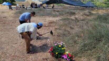 מתיישבים שותלים פרחים באלי עזה. | גרעין אלי עזה