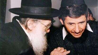 הרב שילת בצעירותו עם הרב גדליה נדל. ה | באדיבות המצולם