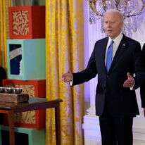 "ברוך ד' אשר נתן מנוחה לעמו ישראל במדינות ארצות הברית". נשיא ארה"ב ג'ו ביידן בטקס הדלקת נרות חנוכה בבית הלבן, השנה. | איי.אף.פי