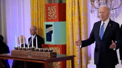 "ברוך ד' אשר נתן מנוחה לעמו ישראל במדינות ארצות הברית". נשיא ארה"ב ג'ו ביידן בטקס הדלקת נרות חנוכה בבית הלבן, השנה. | איי.אף.פי