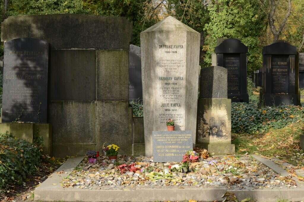 מוקד עלייה לרגל. קברו של קפקא בפראג. | שאטרסטוק מוקד עלייה לרגל. קברו של קפקא בפראג. | שאטרסטוק