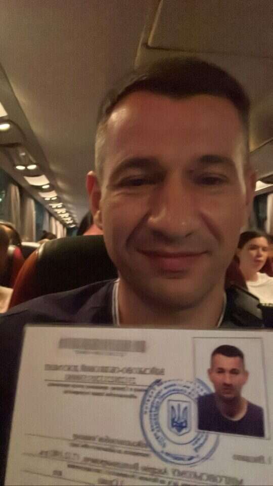 אנדריי עם הדרכון הישראלי כשעבר את הגבול. באדיבות המצולם